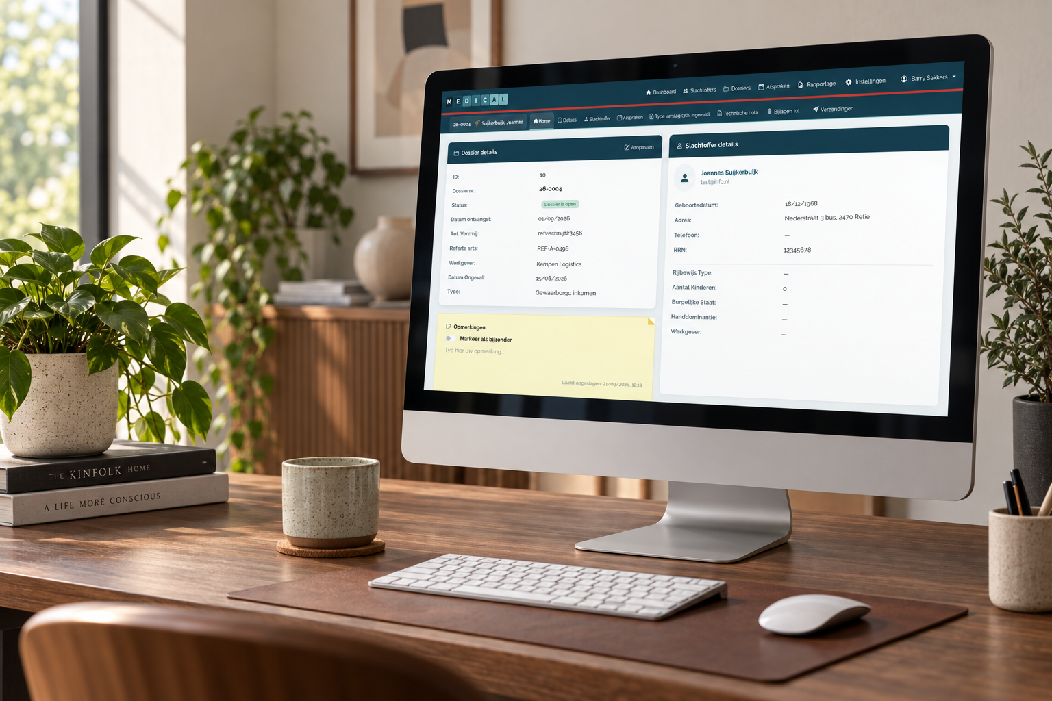 Houten werkplek met planten en iMac waarop het Medical-platform wordt getoond